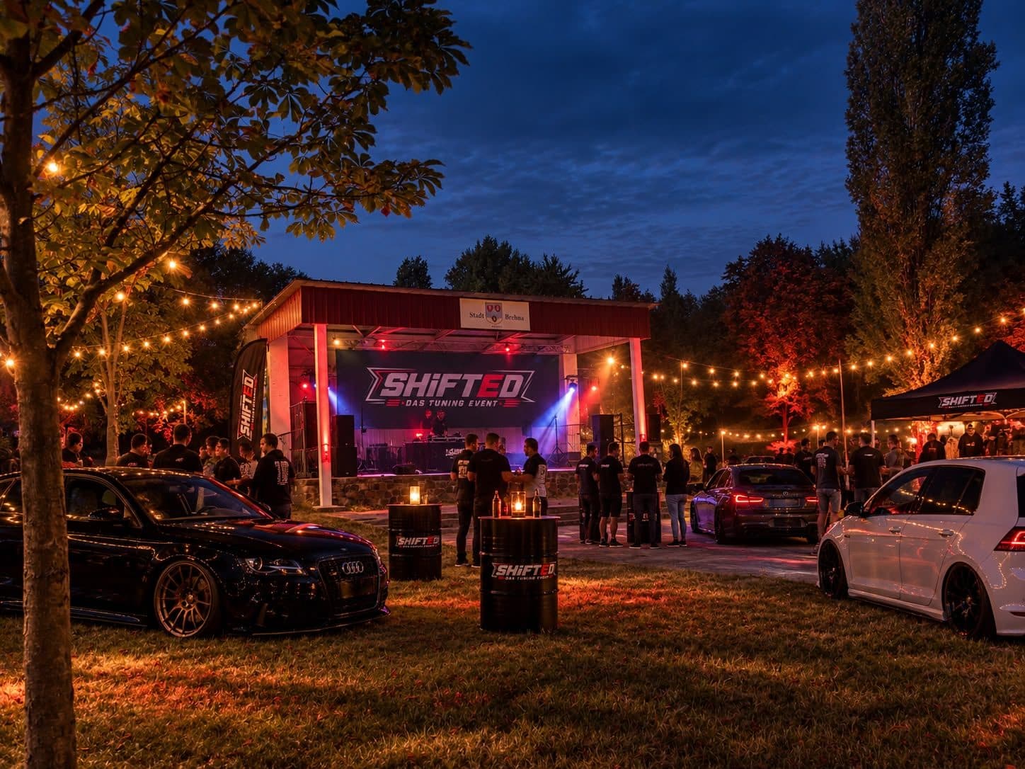 Showcars vor der beleuchteten Bühne